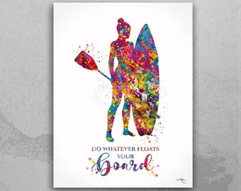 Könnte beinhalten: Eine farbenfrohe Aquarell-Illustration einer Person beim Paddelsurfen mit dem Text "Mach, was auf deinem Board schwimmt."