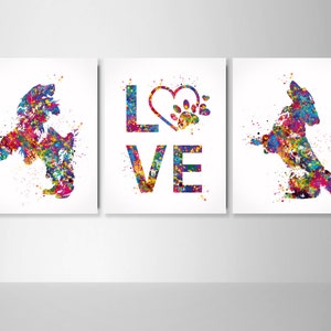 Puede incluir: Tres acuarelas de perros con la palabra "LOVE" en el centro. Los perros están en un estilo de pintura salpicada de colores. El corazón en la palabra "LOVE" tiene una huella de pata dentro.