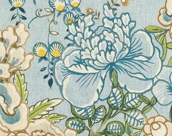 以下が含まれることがあります： 淡い青色の背景に、青、白、茶色の大きな花が描かれた花柄のクローズアップ。緑の葉と茎がコントラストを加えています。デザインは水彩画を彷彿とさせます。