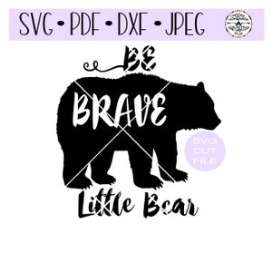 Può includere: Silhouette nera di un orso con le parole "Be Brave Little Bear" sotto. Le parole "SVG Cut File" sono in un cerchio in basso a destra.