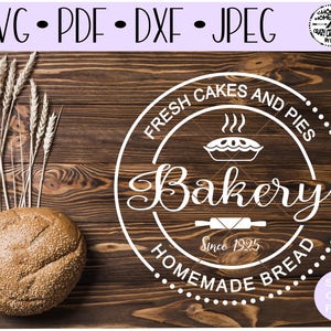 Puede incluir: Logotipo de panader&iacute;a blanco sobre un fondo de madera marr&oacute;n con el texto "Fresh Cakes and Pies Bakery Since 1925 Homemade Bread". Una hogaza de pan est&aacute; en la esquina inferior izquierda de la imagen.