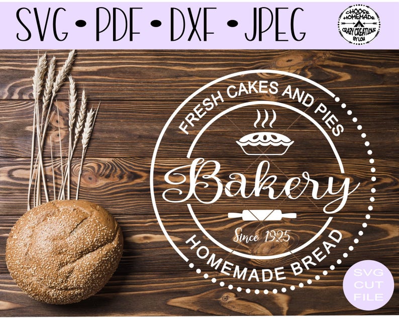 Puede incluir: Logotipo de panader&iacute;a blanco sobre un fondo de madera marr&oacute;n con el texto "Fresh Cakes and Pies Bakery Since 1925 Homemade Bread". Una hogaza de pan est&aacute; en la esquina inferior izquierda de la imagen.