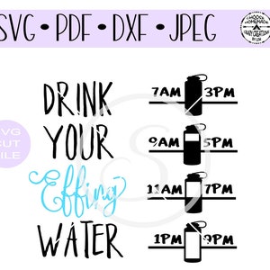 以下が含まれることがあります： 「Drink your effing water」というテキストと、1日の水分の摂取時間スケジュールが書かれた白黒のグラフィックデザイン。時間は午前7時、午前9時、午前11時、午後1時、午後3時、午後5時、午後7時、午後9時です。
