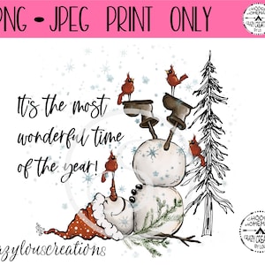 以下が含まれることがあります： 赤いサンタの帽子をかぶった雪だるまのデジタルイラスト。雪だるまの周りは、赤い鳥と松の木で囲まれています。"It's the most wonderful time of the year!"というテキストが黒い筆記体で書かれています。