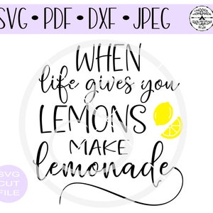 以下が含まれることがあります： 「When life gives you lemons, make lemonade」のテキストが黒い筆記体で書かれたデジタルデザイン。黄色いレモンとレモンスライスが含まれています。ファイル形式はSVG、PDF、DXF、JPEGです。