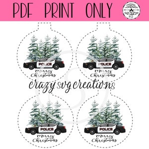 Może przedstawiać: Cztery projekty świątecznych ozdób do wydrukowania przedstawiające czarno-biały radiowóz z napisem "POLICE" i "Merry Christmas" na tle zasypanego śniegiem lasu.
