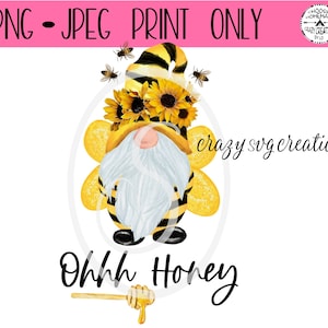 Peut inclure: Un gnome de dessin animé habillé en abeille avec une couronne de tournesol et des ailes. Le gnome tient un égouttoir à miel et le texte "Ohhh Honey" est sous le gnome.