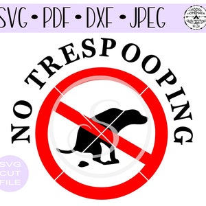 Può includere: Un cerchio rosso con una linea diagonale che lo attraversa, a simboleggiare un cartello di divieto. All'interno del cerchio c'è una silhouette nera di un cane che fa i suoi bisognini. Il testo "NO TRESPOOPING" circonda il cerchio.
