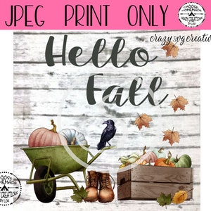 以下が含まれることがあります： 白い木製の背景に黒い書体で「Hello Fall」という文字が書かれたデジタルイラスト。手押し車にはカボチャとカボチャが満載で、手前に置かれている。手押し車の真上にある枝には黒いカラスがとまっている。手押し車の周りには茶色のブーツと秋の落ち葉が散らばっている。