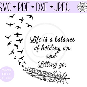 Puede incluir: Diseño gráfico en blanco y negro con una pluma de la que vuelan pájaros. El texto "Life is a balance of holding on and letting go." está escrito en letra cursiva.