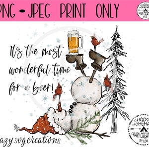 Puede incluir: Un mu&ntilde;eco de nieve con un gorro de Pap&aacute; Noel rojo y una jarra de cerveza en la mano. El mu&ntilde;eco de nieve est&aacute; rodeado de copos de nieve y un pino. El texto "It's the most wonderful time for a beer!" est&aacute; escrito en letras cursivas negras.