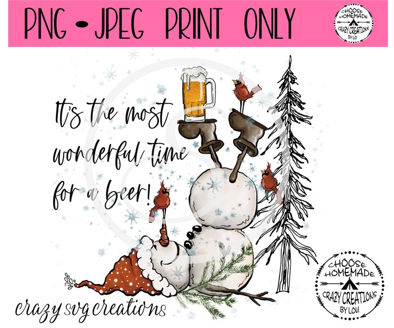 Puede incluir: Un mu&ntilde;eco de nieve con un gorro de Pap&aacute; Noel rojo y una jarra de cerveza en la mano. El mu&ntilde;eco de nieve est&aacute; rodeado de copos de nieve y un pino. El texto "It's the most wonderful time for a beer!" est&aacute; escrito en letras cursivas negras.