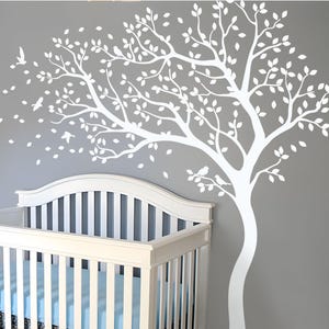 Muursticker witte boom – vinylmuurschildering grote babykamer met vogels en bladeren