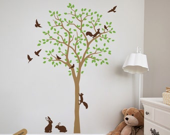 Adesivo murale con albero, decorazione per cameretta dei bambini in stile bosco, uccelli, scoiattoli, coniglietti, colori personalizzati