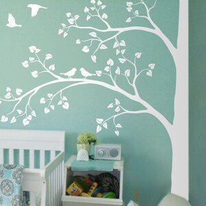 Muursticker witte boom: hoekboom met vogels, decoratie kinderkamer