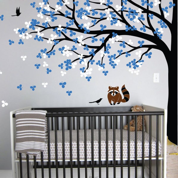 Adesivo murale con albero della scuola materna, procione, uccelli, decorazioni in fiore
