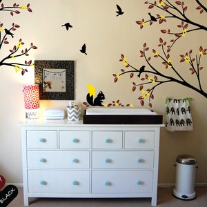 Große Ecke Baum Wandtattoo mit fliegenden Vögeln Eichhörnchen und Blättern Kinderzimmer Wandkunst Sticker Aufkleber Wanddekoration - 036