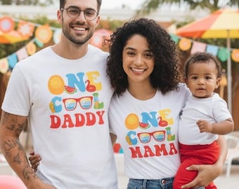 Camisetas familiares de cumpleaños de ONE Cool Dude: una bajo el sol, niño de cumpleaños de verano, una mamá genial, retro de verano tropical, chapoteo de fiesta en la piscina, azul rojo