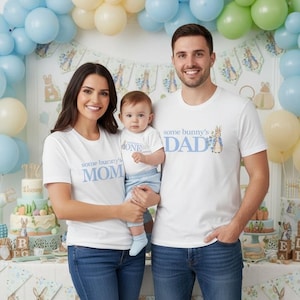 Camisetas familiares de Peter Rabbit para su primer cumpleaños: ¡Un conejito cumple un año!, primer cumpleaños de conejito, mamá, papá, abuela, hermana, baby shower de niño imagen 1