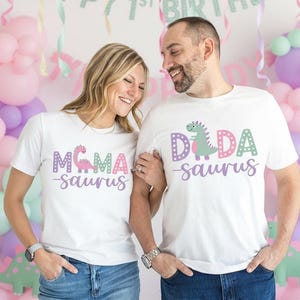 恐竜の誕生日お揃いファミリーシャツ - ピンクパープル、恐竜の誕生日の女の子、ママサウルス、パパサウルス、噛みつき、踏みつけ、咆哮、パステルカラーの恐竜パーティー