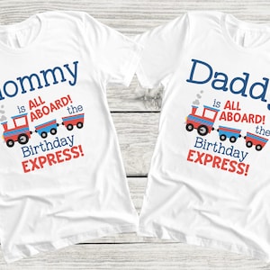 Camisetas familiares con temática de trenes para su fiesta de cumpleaños: todos a bordo del expreso de cumpleaños, choo choo im two, tren rojo azul, del cumpleañero