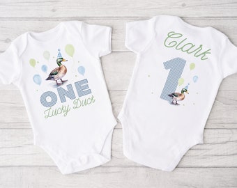 One Lucky Duck Birthday Boy Shirt - traje de 1er cumpleaños, gingham azul, caza de pato mallard, un año de edad, primera camisa de cumpleaños
