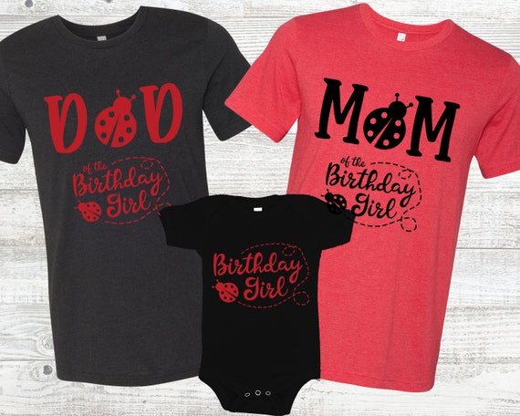 Cumpleaños de mariquita con camisas familiares negras y rojas - España