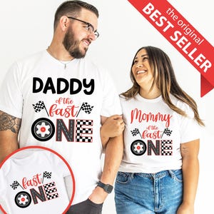Fast One Family Shirts - Rennauto 1.Geburtstagskind, Mama Papa Oma Bruder, Bodysuit rot, Geburtstagskind, Geburtstagsgeschenk