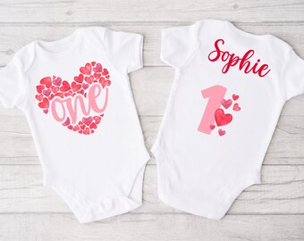 Valentine Herzen Einhorn Bodysuit oder Shirt - rosa rote Herzen erster Geburtstag, ein Jahr altes Outfit, Februar Geburtstag, unser kleiner Schatz
