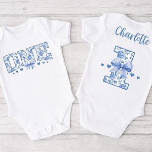 Body Toile de Jouy para menina de 1 ano - chinoiserie azul, estampa floral francesa, laço coquete, um ano, menina de 1 ano