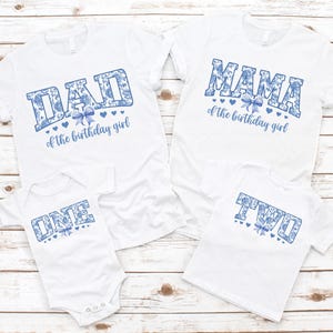 Camisas de aniversário de família Blue Toile de Jouy - estampa chinoiserie, laço coquete, mãe, pai, avó, irmã, menina de 1º aniversário, menina de 2º aniversário