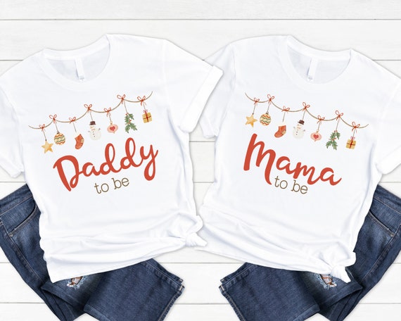 Camisas familiares de Baby Shower de Navidad feliz baby shower boho simple tema de Navidad genero neutro santa baby baby shower de diciembre Etsy Mexico