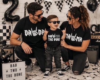 Bad TWO the Bone Geburtstags-Familien-Shirts-2.Geburtstagsjunge, Rock n Roll Geburtstagsthema, Rock auf Skeletthand, zwei Jahre alt, getragen zwei Rock geboren