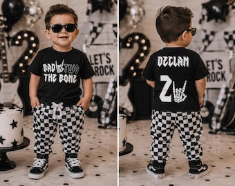 Camiseta de cumpleaños Bad TWO the Bone para niño: temática de cumpleaños de rock and roll, camiseta de segundo cumpleaños, esqueleto de roca en la mano, nombre y número personalizados, dos