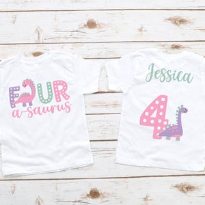 Fyra år gammal Saurus födelsedags-T-shirt - rosa lila dinosauriefödelsedag, 4-årsdagströja, fyra år gammal, dinosauriefödelsedagsflicka, dinosaurier och munkar