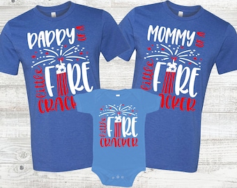Cumpleaños o baby shower con petardos en camisetas azules: 4 de julio, estrellas y rayas, rojo, blanco y azul, cumpleaños con petardos, baby shower con petardos