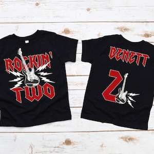 Rockin TWO Geburtstags-Junge-Shirt - Rock n Roll-Musik-Geburtstagsthema, geboren zwei Rock, personalisiert, Namensnummer, zweites Geburtstags-Jungen-Shirt