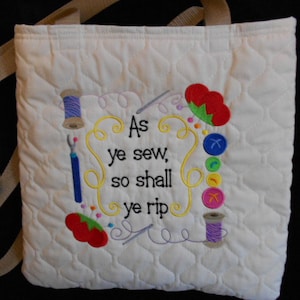 Bolsa de mano con frases de costura. Bordada en la parte delantera y trasera. "Ser creativo no es un pasatiempo, es una forma de vida" y "Como coses, así cortarás".