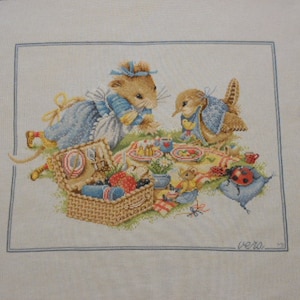 Vera the Mouse Picnic: Finished Counted Cross Stitch, Marjolein Bastin Design