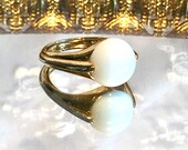 Anello vintage Trifari oro con pietra bianca Cabachon regolabile taglia 8 1/2 Size 9