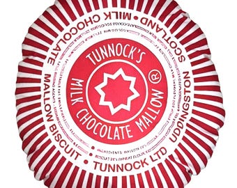 Okrągła poduszka z ciasteczkami i piankami marshmallow w kształcie herbatnika Tunnock's Tea Cake z podkładką