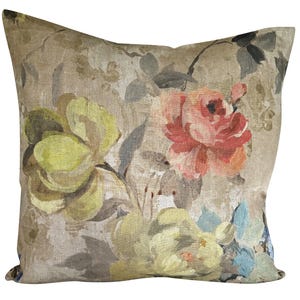 Peut inclure: Un coussin en lin beige avec un imprimé floral composé de grandes fleurs roses, jaunes et bleues. Les fleurs sont peintes dans un style aquarelle et ont un aspect vintage.