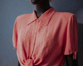 Vintage blouse / Embroidered blouse / Peach color blouse / Collared blouse / Sise M-L / 40s50s