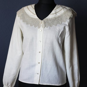 Vintage cotton blouse / Lace collar blouse / Victorian style / Size S - M / 60s