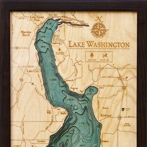Carte topographique sculptée en bois du lac Washington - marron/vert