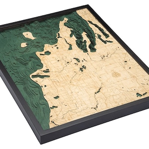 Carte de profondeur topographique en bois sculpté de la route M22 du nord du Michigan / Carte