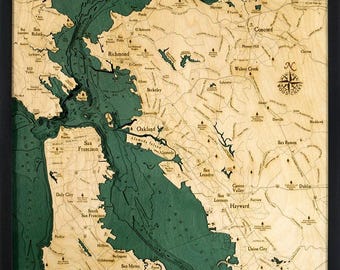 Könnte beinhalten: Eine gerahmte bathymetrische Holzkarte der San Francisco Bay Area mit hellen, natürlichen Holzlandmassen und tiefblaugrünen Wassertiefen. Die Karte enthält detaillierte Beschriftungen für Städte, Buchten und eine Windrose in einem schwarzen Rahmen.