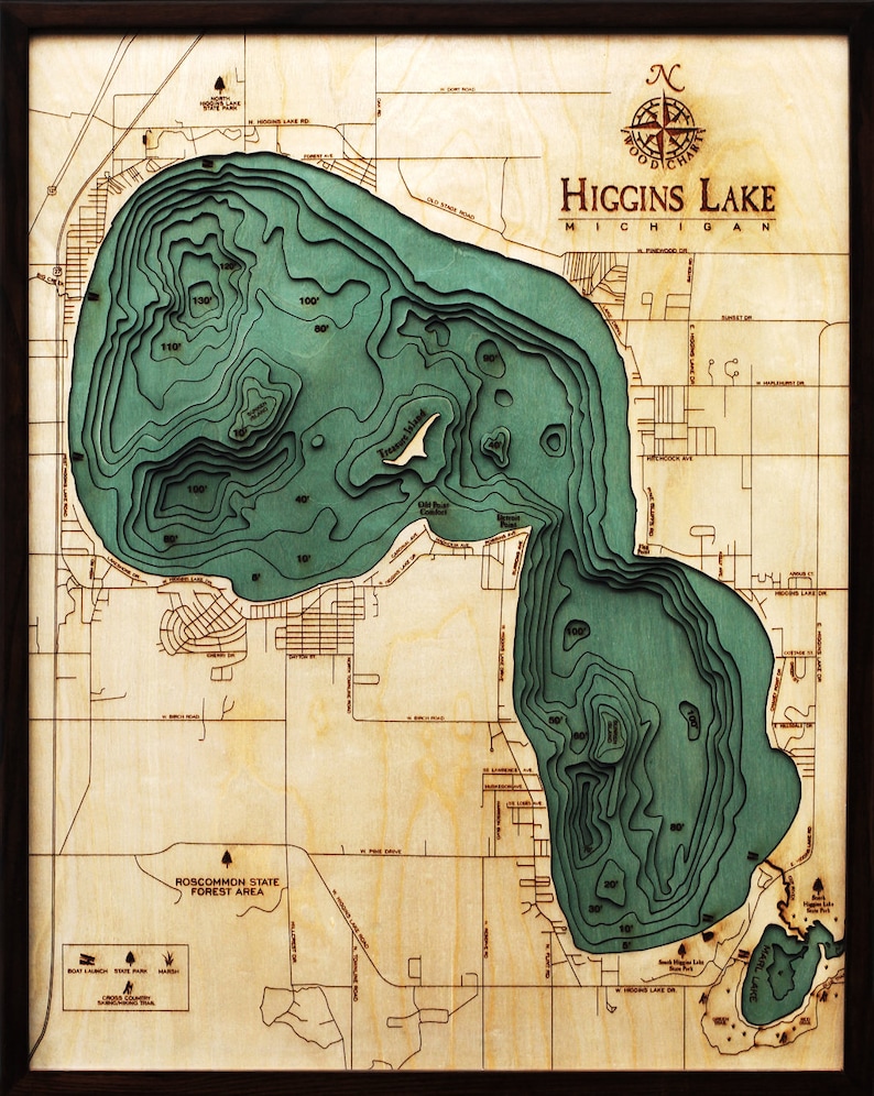 K&ouml;nnte beinhalten: Eine Holzkarte des Higgins Lake in Michigan, die die Tiefenkonturen des Sees in Gr&uuml;n zeigt. Die Karte ist in einem dunklen Holzrahmen gerahmt. Der Text "Higgins Lake, Michigan" ist in der oberen rechten Ecke der Karte gedruckt.