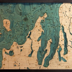 Baie Grand Traverse / Carte de profondeur topographique sculptée en bois de Leelanau