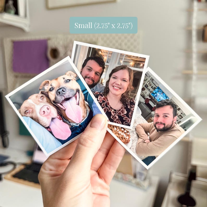 Pu&ograve; includere: Tre stampe fotografiche quadrate che misurano 6,99 cm per 6,99 cm. Una stampa mostra due cani con la lingua di fuori, un'altra una persona sorridente e la terza una persona seduta a un tavolo. Le stampe hanno bordi bianchi.